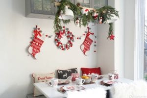 Coin brunch banquette cuisine décoré en rouge, gris et blanc pour Noël avec les collections de @walmart