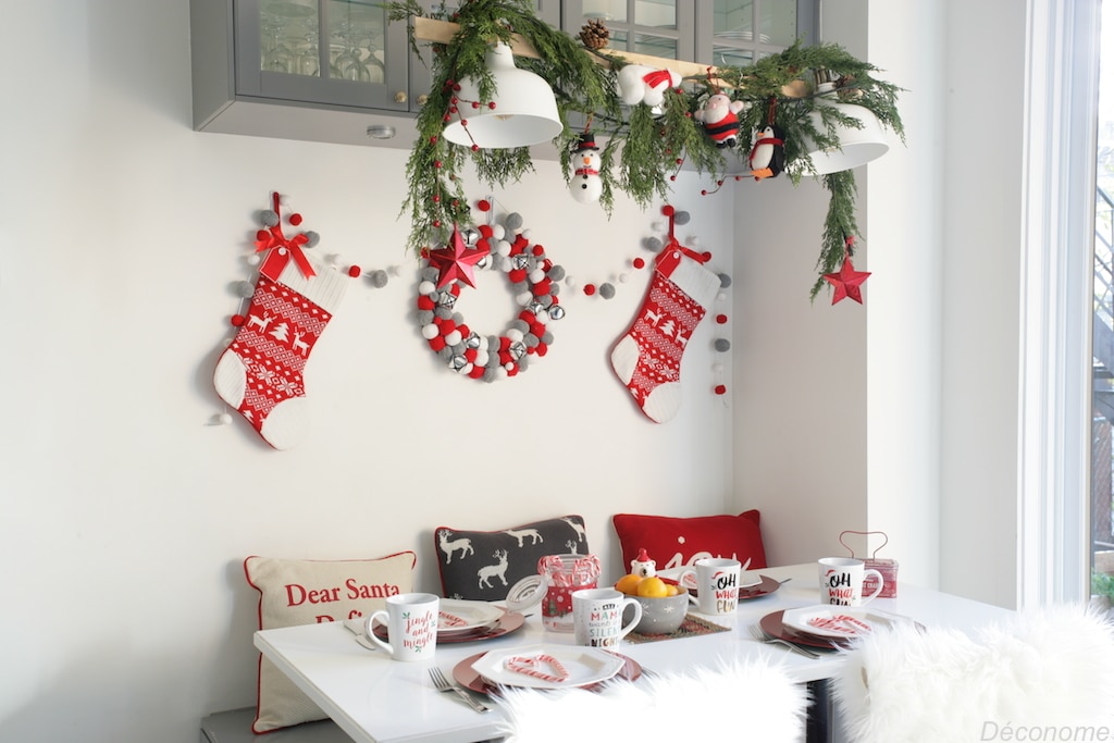 Coin brunch banquette cuisine décoré en rouge, gris et blanc pour Noël avec les collections de @walmart 