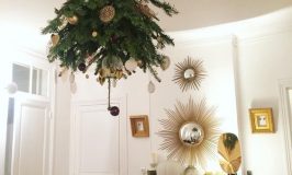 Un sapin de Noël au plafond