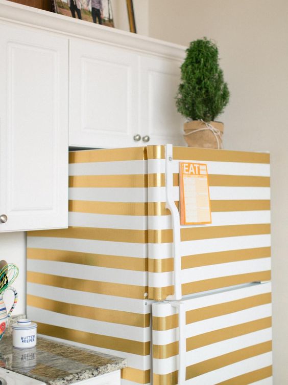 Relooker frigo avec duct tape doré en bandes