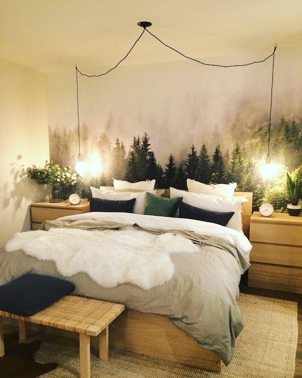 murale vintage de forêt dans une chambre IKEA / Misty fir forest mural in an IKEA bedroom