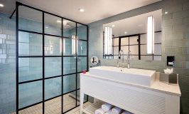 Où trouver une porte de douche de style industriel ?