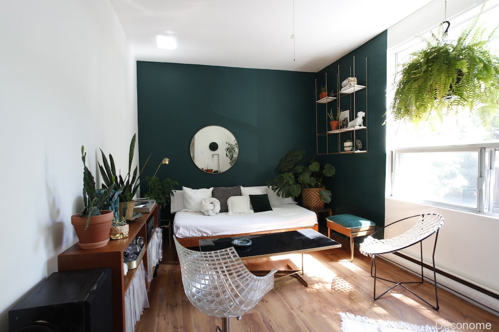 salon mur vert émeraude / living room with emerald wall