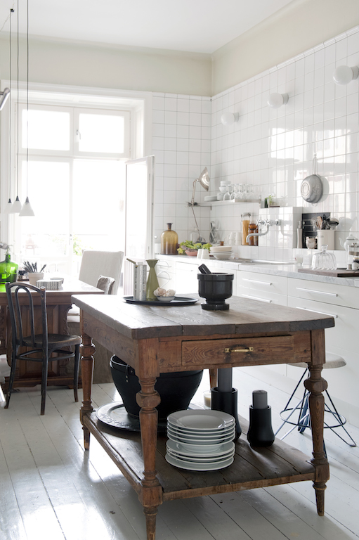 Ilot de cuisine vieille table dans une cuisine contemporaine / old table in a white kitchen