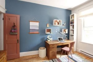 Bureau peint en bleu profond et rouge terra cotta - Tendances 2019 BEHR