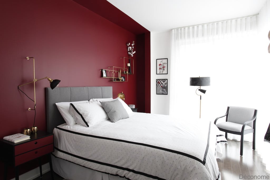 chambre avec mur rouge style alcove / bedroom with red wall and brass shelves