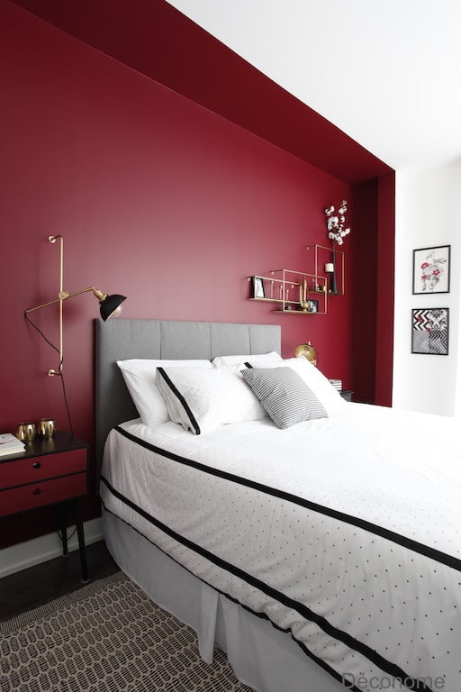 Mur chambre rouge avec luminaire et étagère en laiton et noir