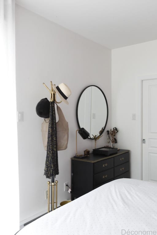 chambre avec grand miroir rond