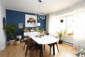 salle à diner avec mur bleu et oeuvre d'art de bison / Dining room with blue wall and mid century decor