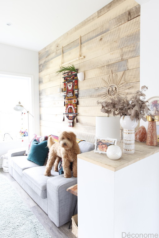 Salon avec mur de bois et déco mexicaine / Living room with wood wall and mexican decor