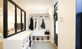 Fabriquer une entrée avec une verrière et des étagères IKEA