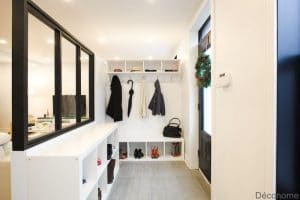 entree avec un demi mur verrière en plexiglass et rangement IKEA / DIY entry hall with kallax shelves