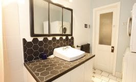 Dessus meuble-lavabo carrelé avec céramique hexagonale / Bathroom vanity tiled with hexagonal ceramic