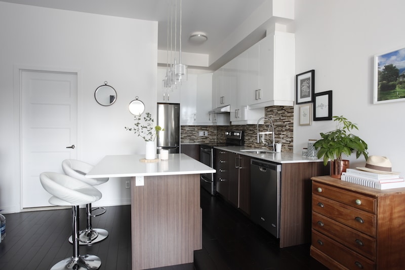 Une cuisine métamorphosée avec l'adhésif de Wrap Ma Cuisine Déconome