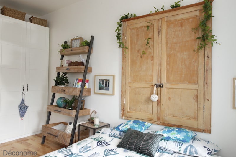 chambre avec vieille porte en tête de lit et étagère en bois recyclé