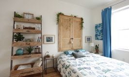 chambre style tropical avec vieille porte bois tête de lit / old door headboard