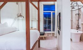 hotel la ferme chambre farmhouse bois blanc ouverte sur la salle de bain