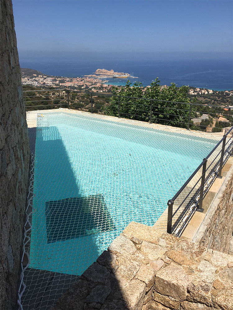 filet sur piscine sécurité et détente