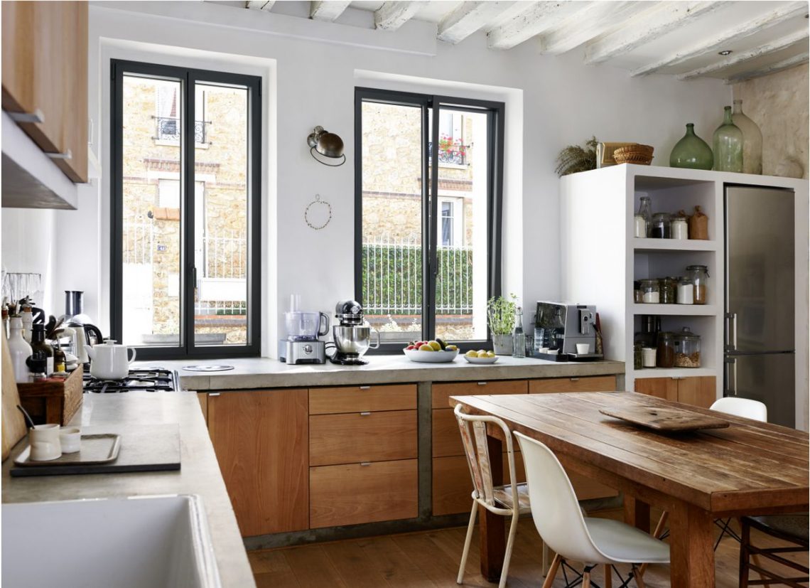 fenetre en alumium Lapeyre dans cuisine bois et béton, poutres au plafond