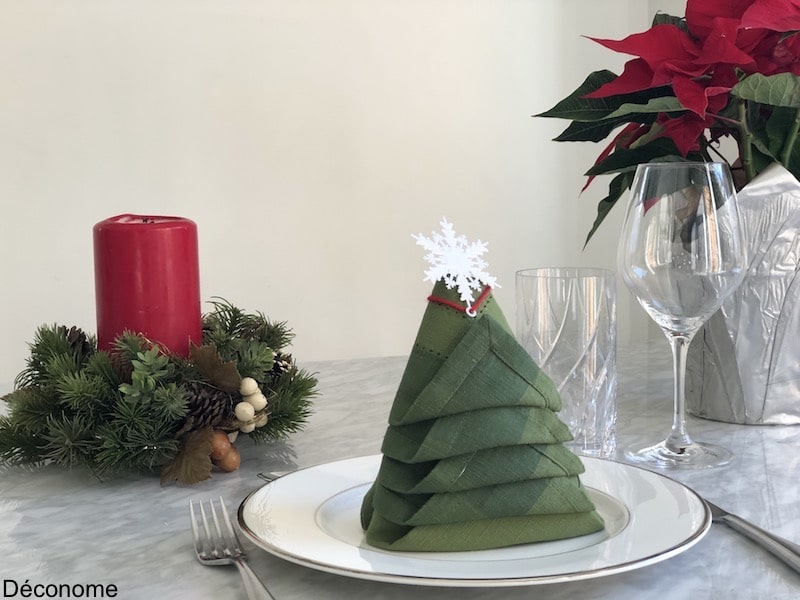 Pliage de serviette de Noël: un sapin