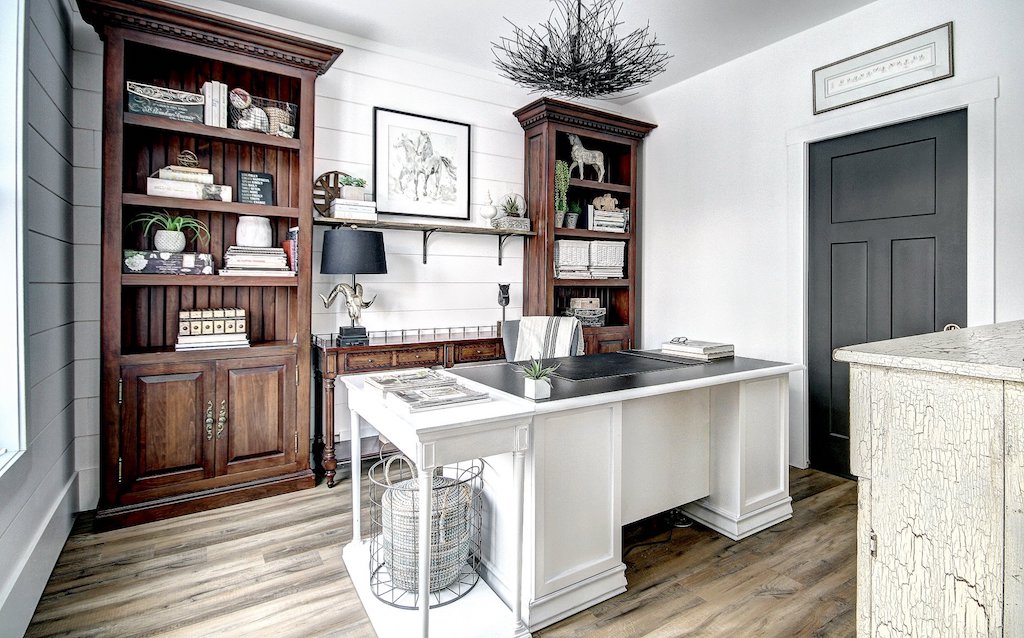 Bureau blanc et bois murs en shiplap bardage blanc style farmhouse