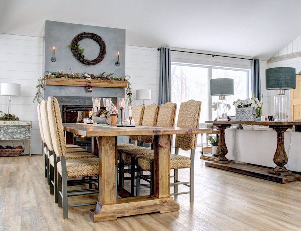 grande table rustique en bois et cheminée en béton ciré