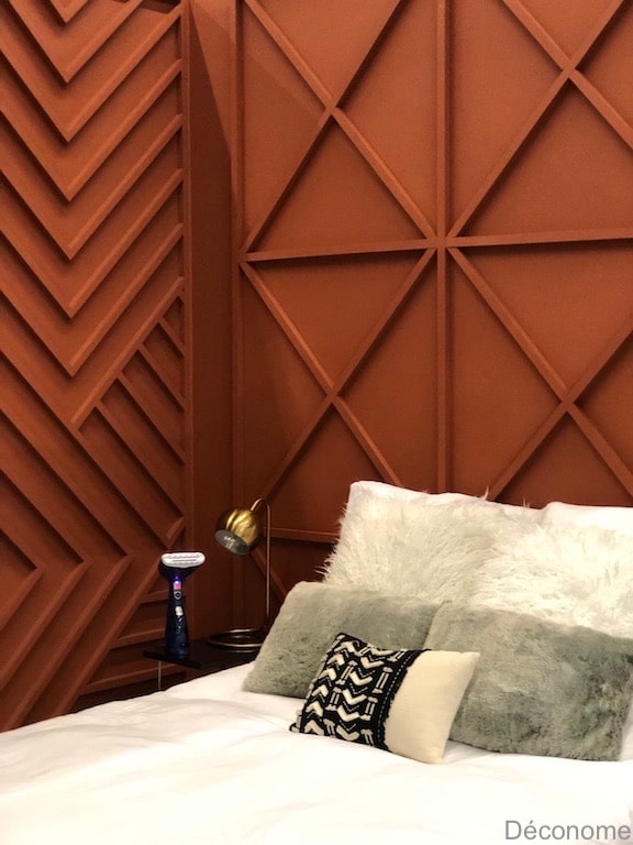 chambre avec mur terra cotta et moulures en bois