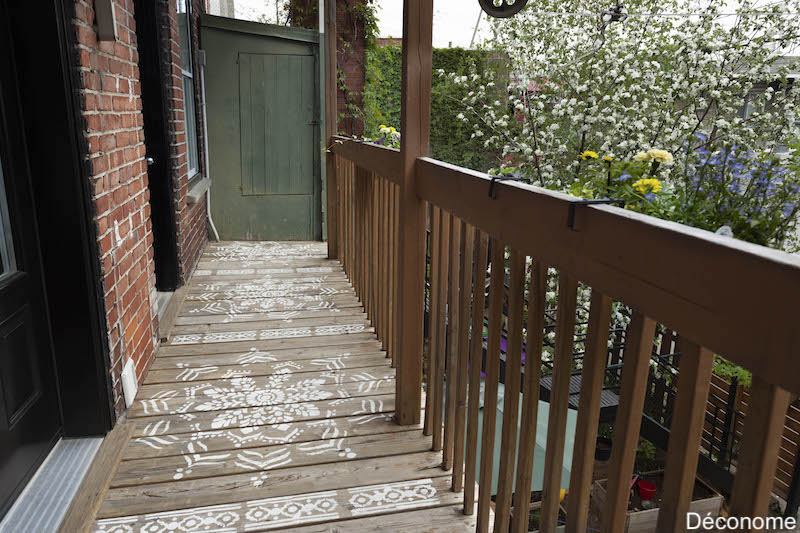 mandala géant peint sur balcon en vieux bois. Style boho