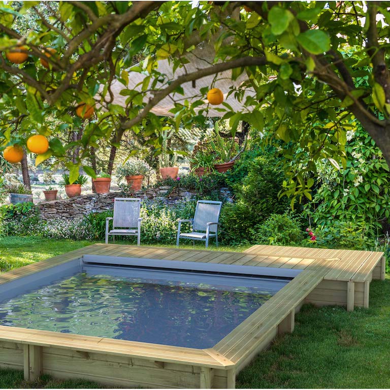 petite piscine carrée  en bois semi creusée avec plage intégrée et volet roulant