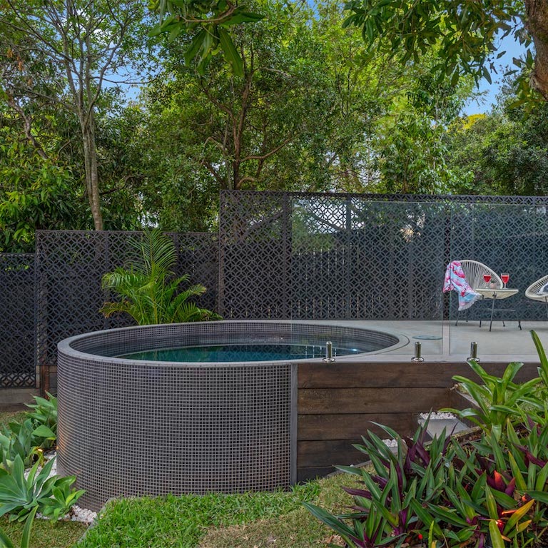 tendance mini piscine ronde en béton / trend concrete round plunge pool