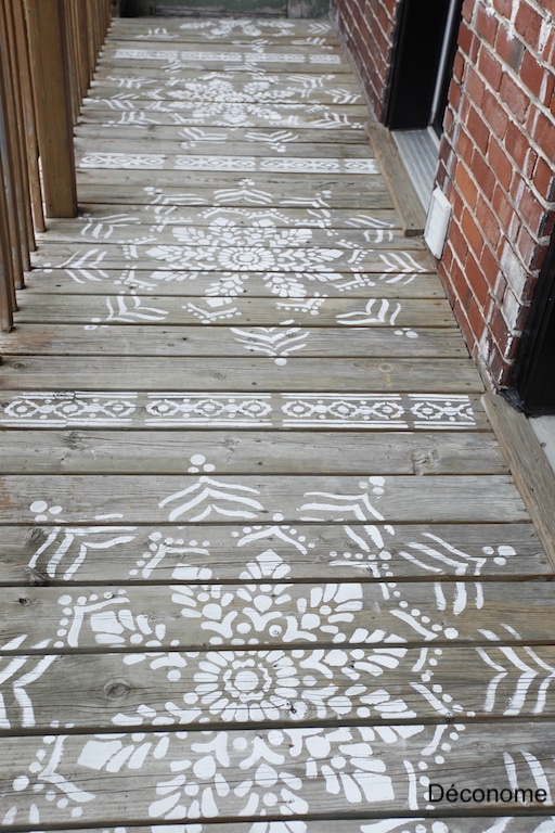 mandala géant peint sur balcon en vieux bois. Style boho