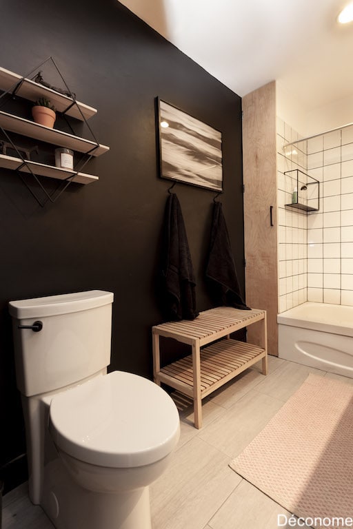 choisir toilette: studio d'American Standard dans salle de bain avec mur noir