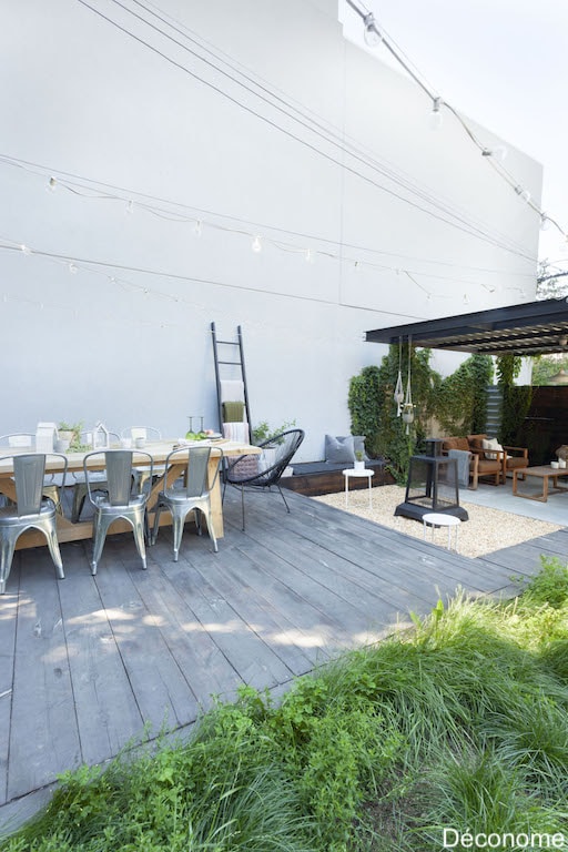 terrasse en bois grisonnante et grande table de bois en pruche