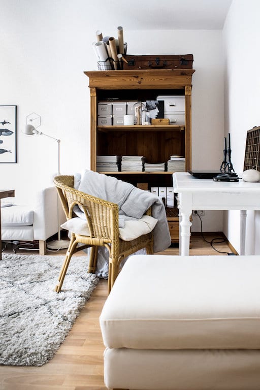 Bureau à la maison dans petit salon