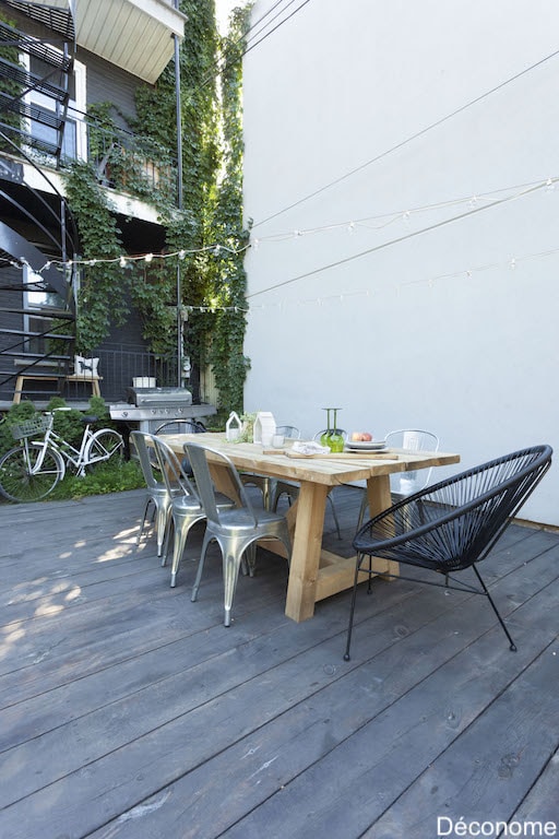 Immense table en bois massif au jardin