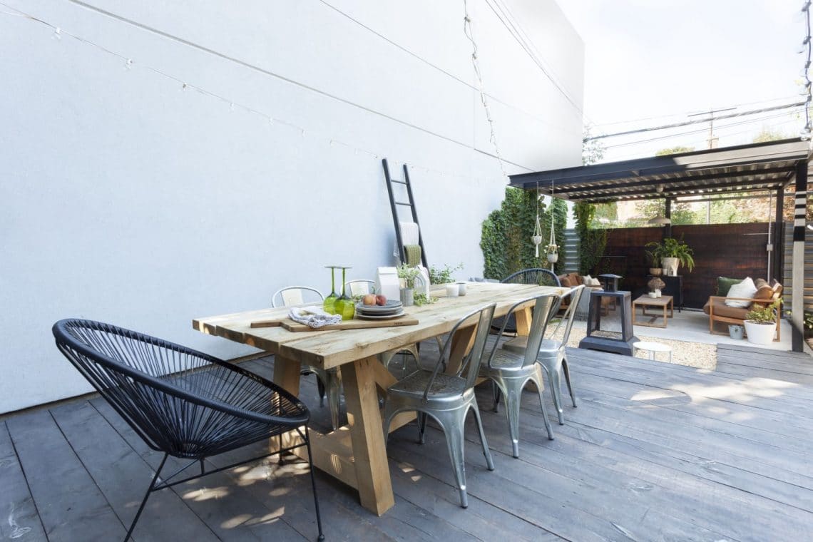 Table en bois pour 8 personnes au jardin