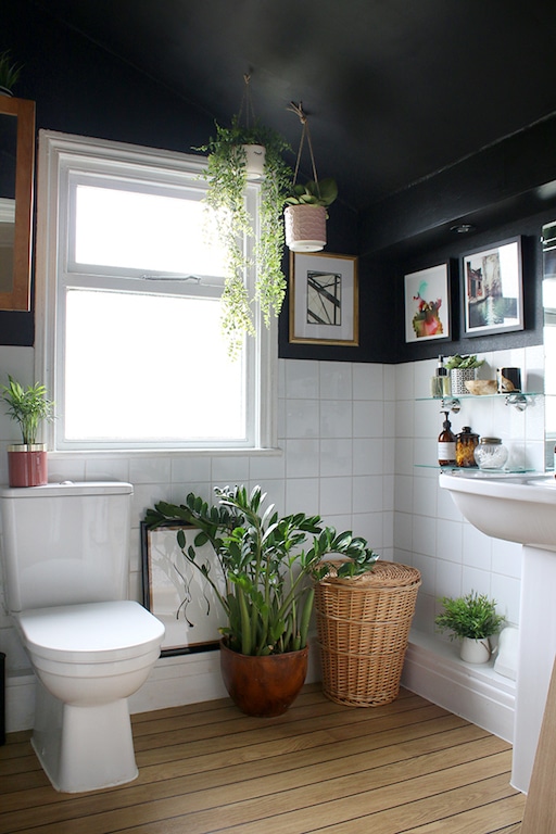 salle de bain avec plafond peint en noir