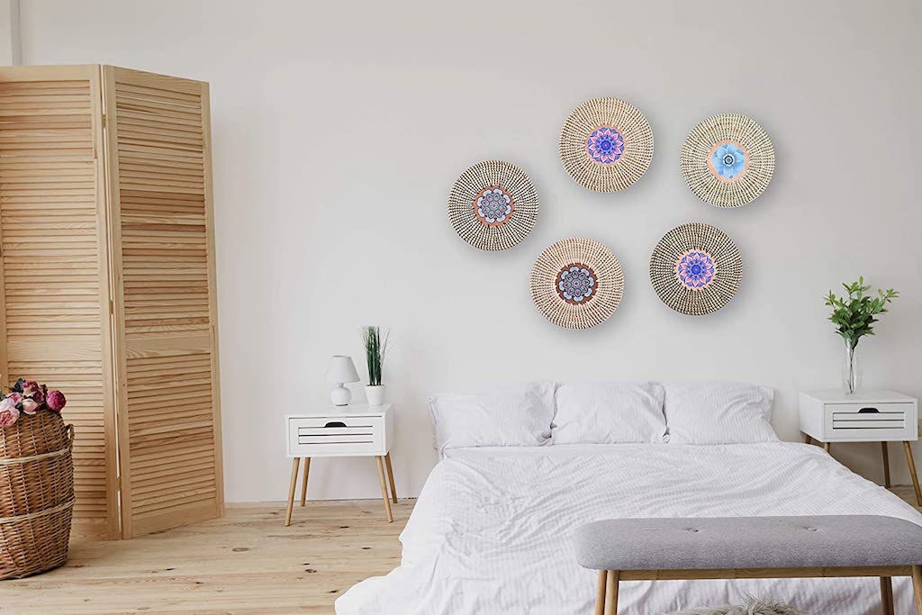 panier rond au mur dans une chambre