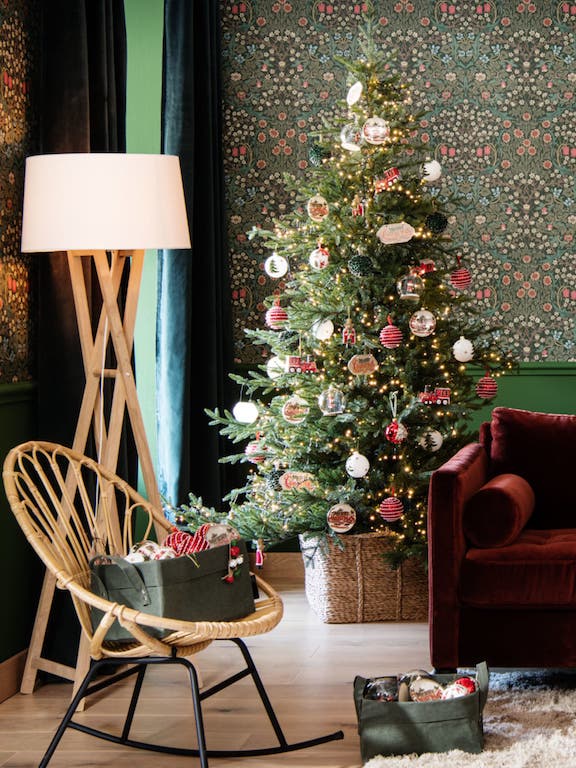 Tendance déco noel traditionnelle et vintage. Ornements blancs rouges et vert