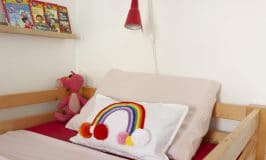 coussin arc en ciel avec tricotin / Rainbow pillow DIY