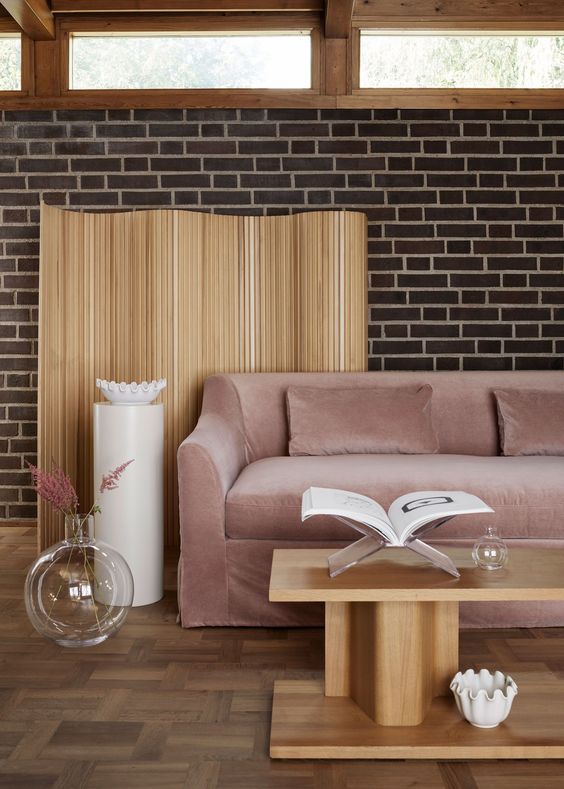 tendances déco 2021 - simplicité, matières naturelles, bois, canapé velours rose