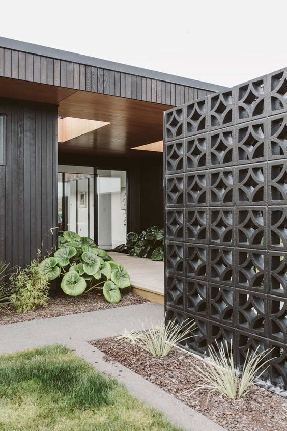 breeze block ou claustra béton peint en noir comme écran de jardin