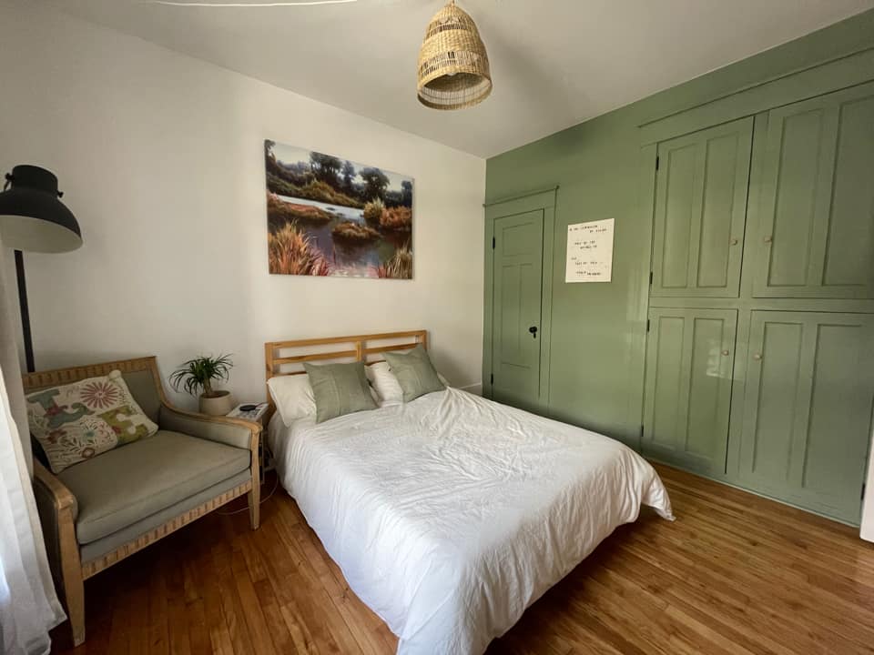 chambre avec mur vert sauge