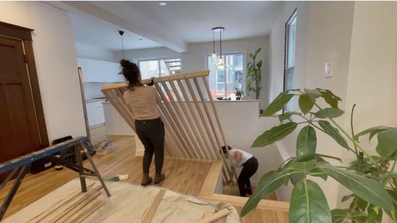 montage d'un claustra d'escalier en bois