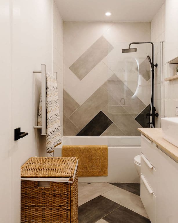 Pose carreaux pas chers herringbone dans la douche