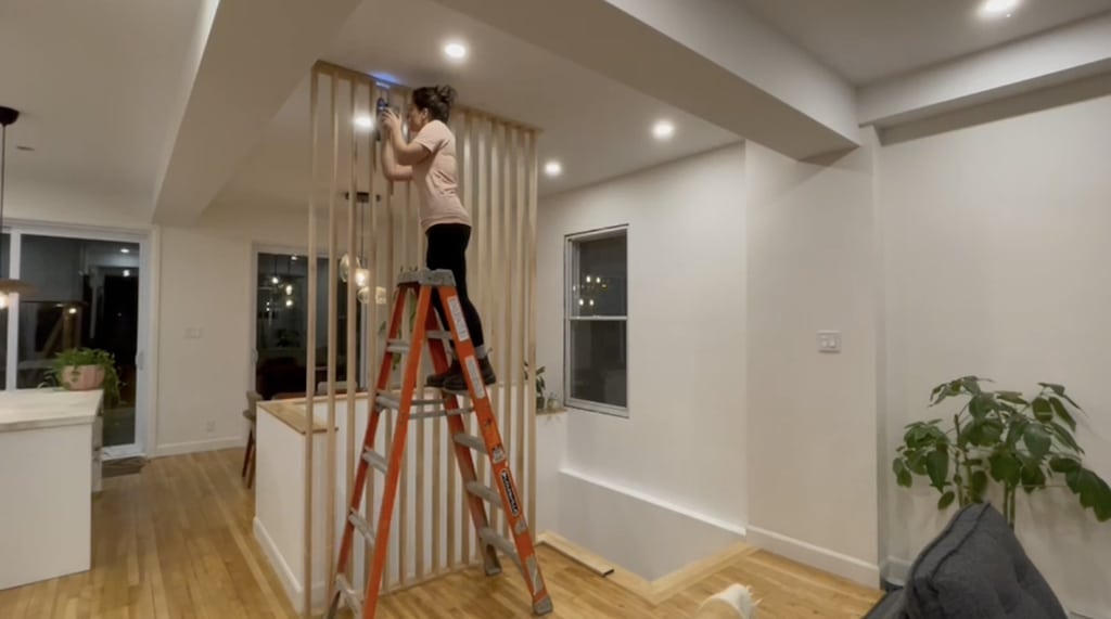 montage d'un claustra d'escalier en bois