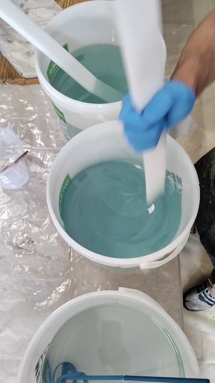 résine epoxy pigments bleu table rivière