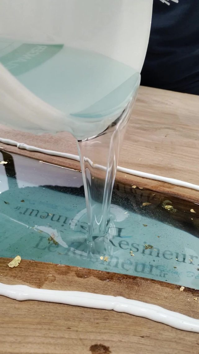 verser epoxy dans table rivière / river table epoxy