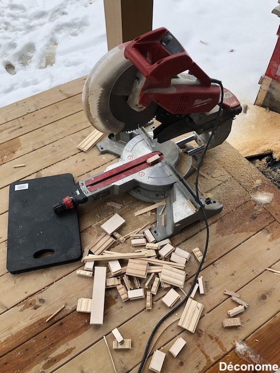 scie à onglet utilisée pour couper du plancher de bois franc. Lame 80 dents