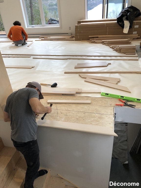 Pose de nez de palier avant de commencer la pose d'un plancher de bois franc